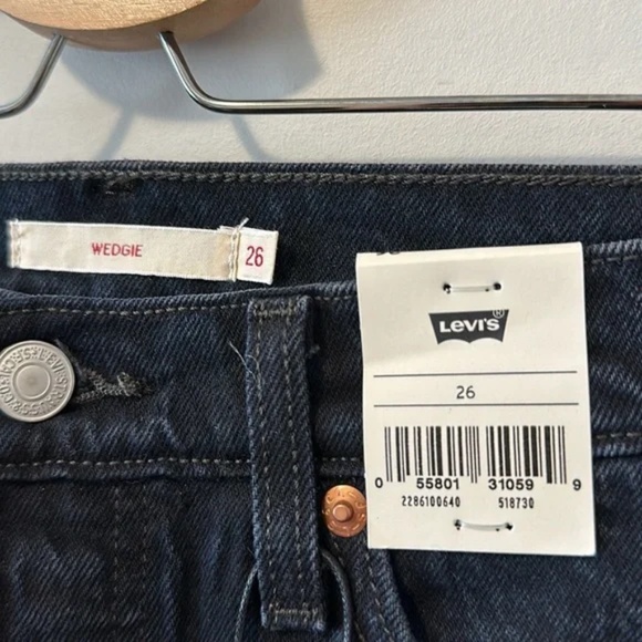 NWT Levis Womens Icon Wedgie Fit Denim Wild Bunch - Picture 4 of 13